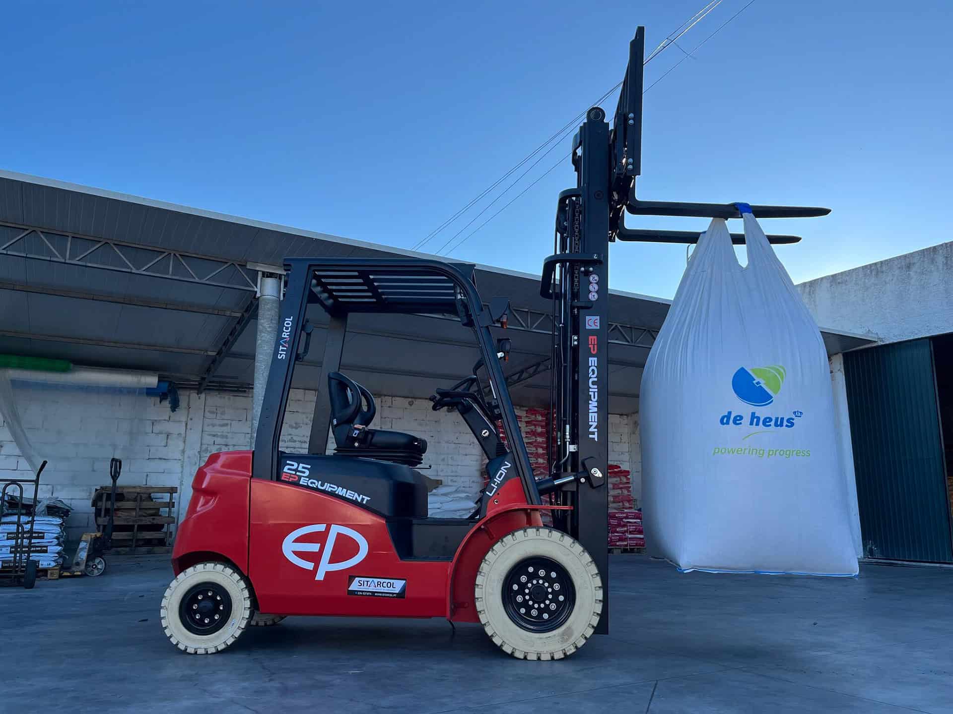 Forklift for lifting bulk produce