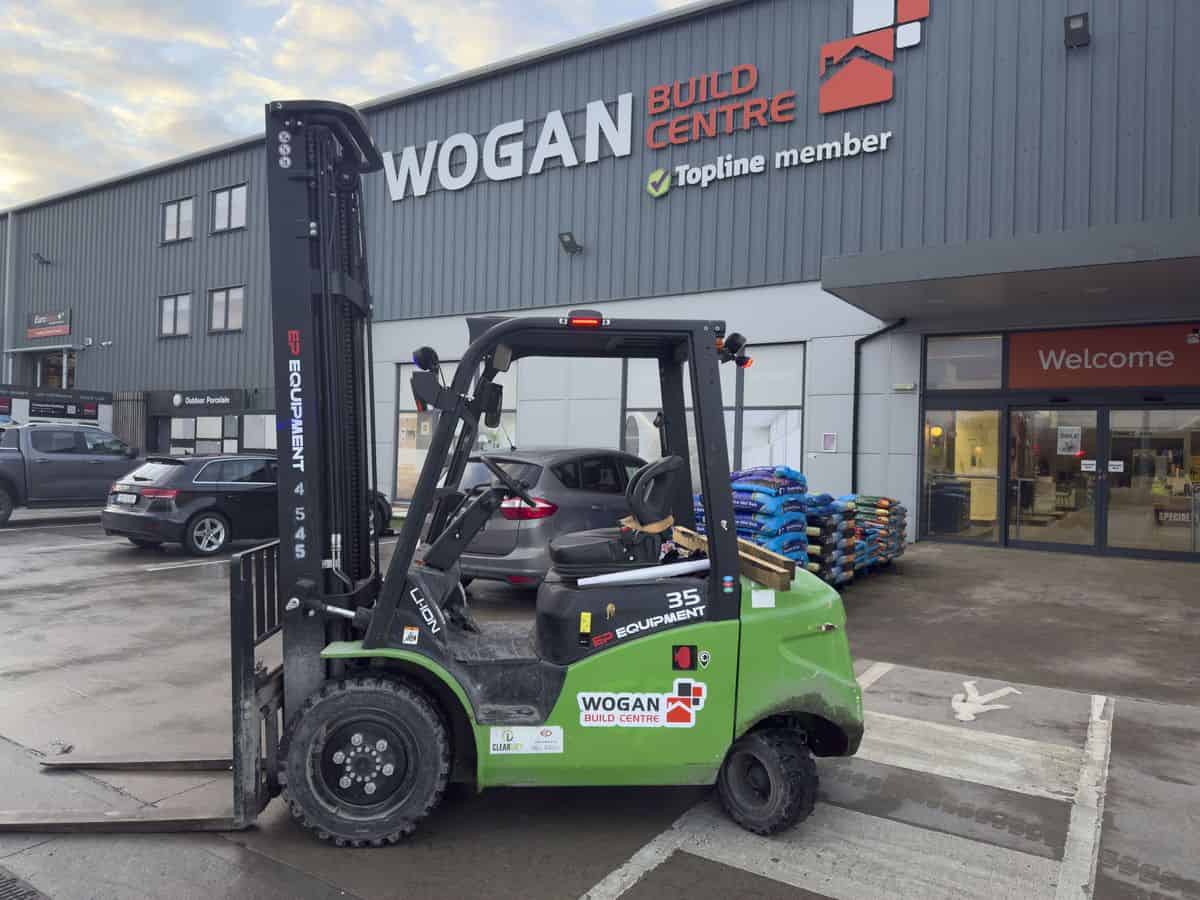 EP 35 lithium-ion forklift outside a build centre