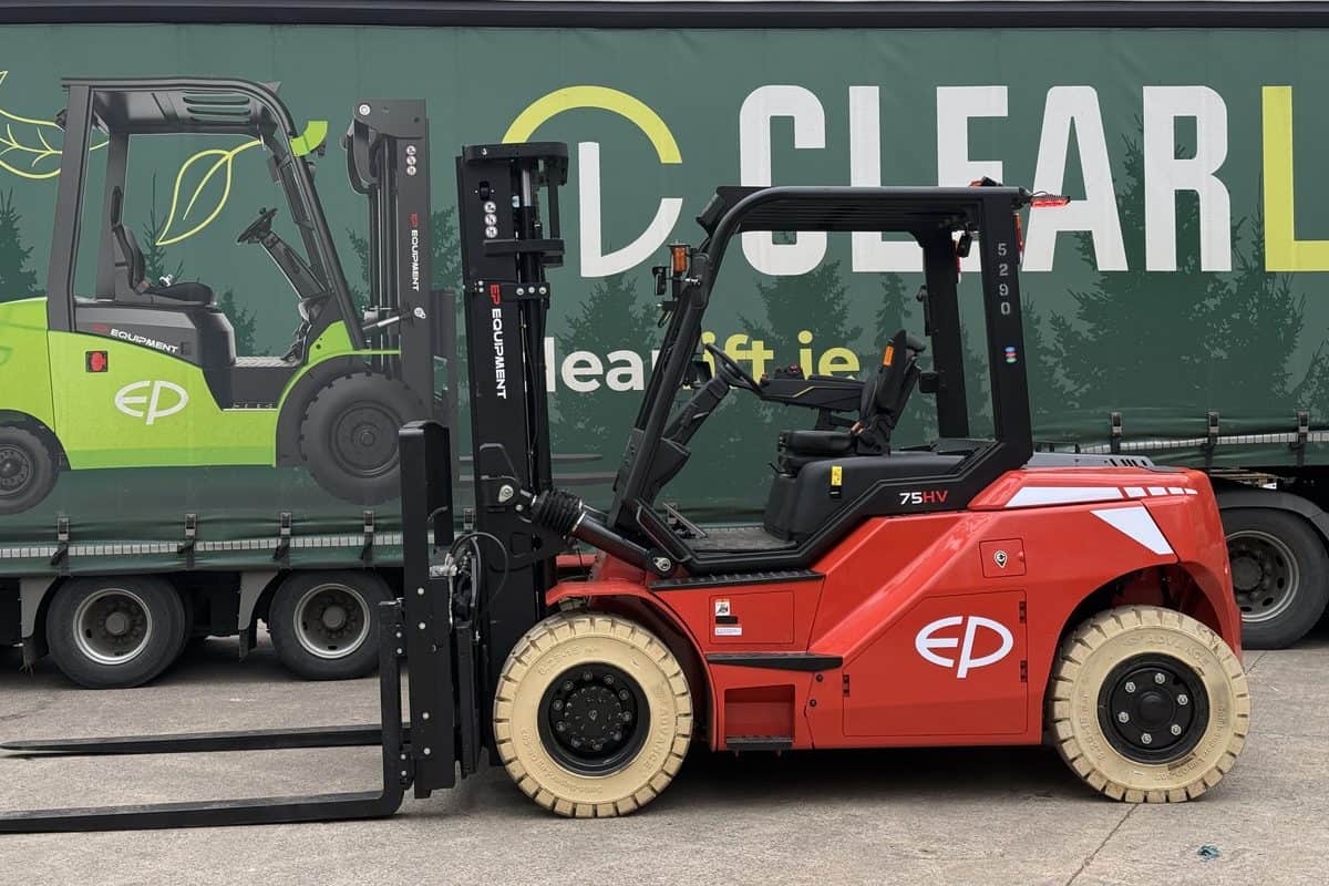 EP heavy-duty electric forklift in front of the Clearlift trailer
