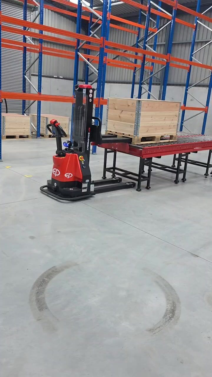 EP XPMM automatic stacker setting a pallet down on a roller bed